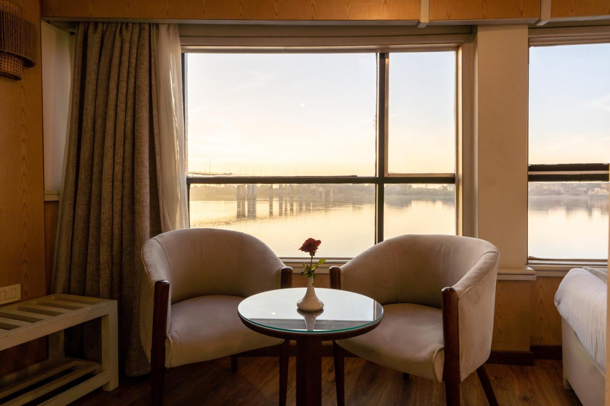 Magic I Nile Cruise Deluxe Boat The Scheduled Departure Is On Saturday For A 7-Day Nile Cruise Hotel Luksor Exterior foto